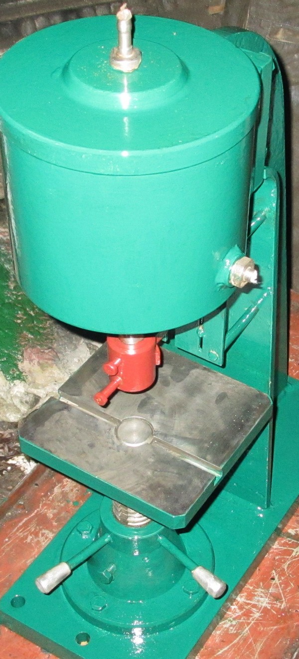 пресс настольный пневматический , предназначен для операций холодной штамповки: вырубки, пробивки, гибки, неглубокой вытяжки , опрессовки зажимов , скоб и наконечников на проводах , таблетпресс , таблетирование ,  Габаритный размер 730х530х230 мм